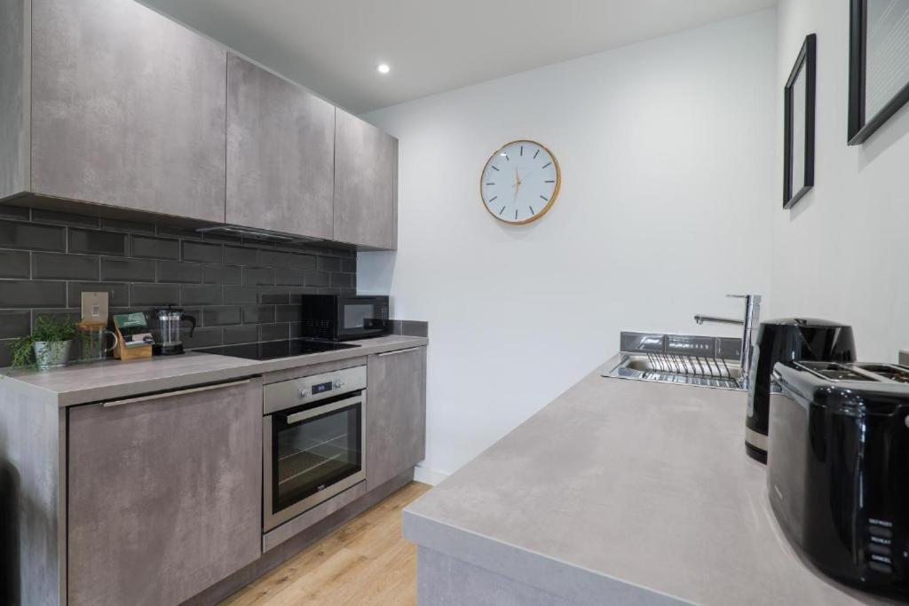 City Centre Luxury Apartment - Free Parking & Balcony Cardiff Esterno foto